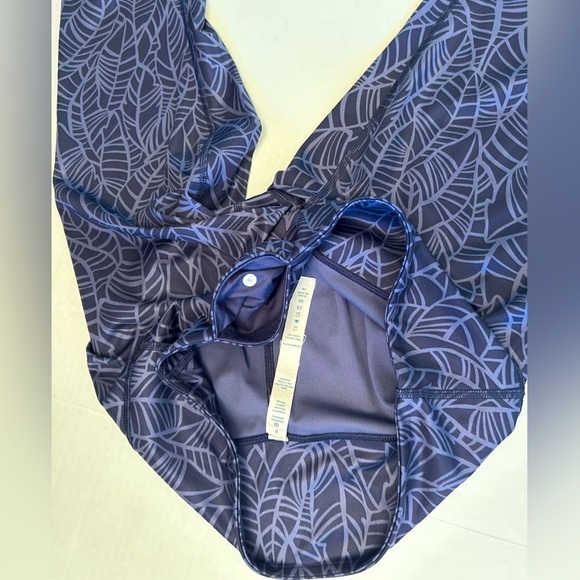 Lululemon wonder under full on Luxtreme crop legging in blue leaf patternSz-8 V6 - Picture 6 of 11